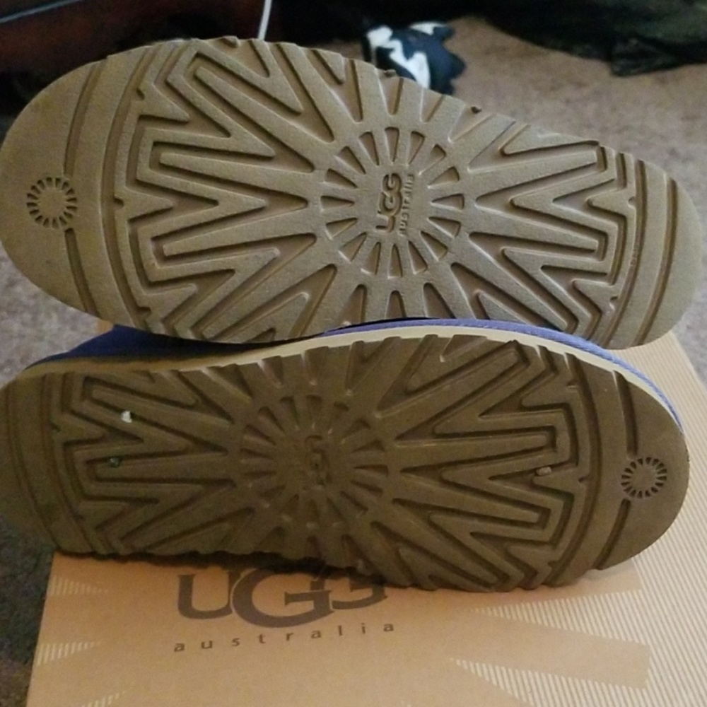 Ugg Bailey Button (Like New) - image 3